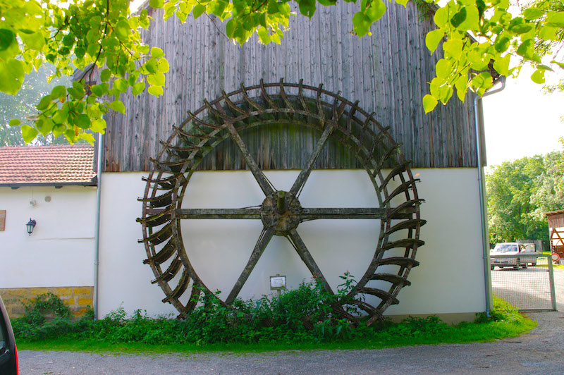 Das alte Wasserrad der Hopfenmühle